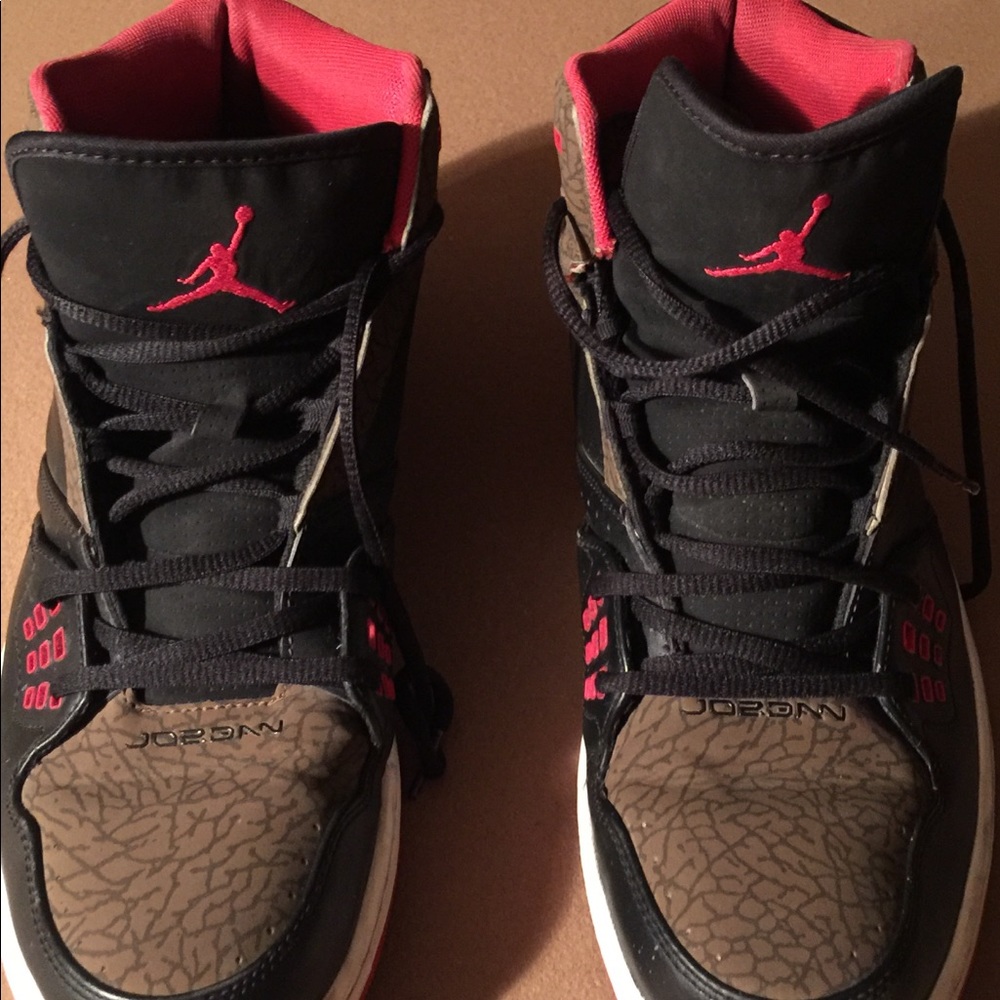 Jordan sneakers men’s Sz 12 brw & blk w/red bottom
